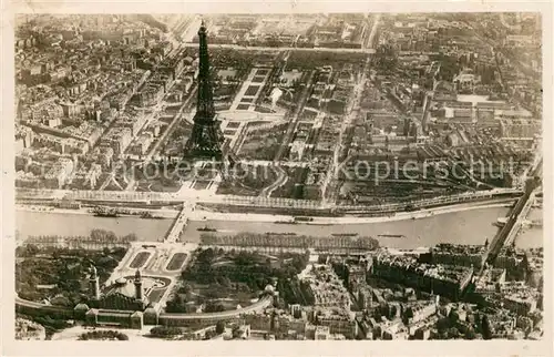 AK / Ansichtskarte Paris en avion Tour Eiffel et Champ de Mars Paris