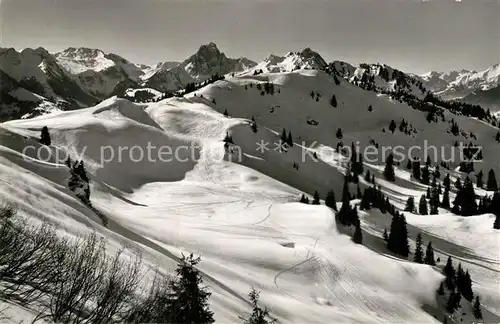 AK / Ansichtskarte Saanenmoeser_Saanen Winterpanorama mit Hornberg Huehnerspiel Skiabfahrt Gummfluh und Rueblihorn Berner Alpen Saanenmoeser Saanen