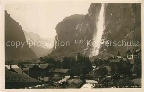 AK / Ansichtskarte Lauterbrunnen_BE Teilansicht mit Blick zum Wasserfall Alpen Lauterbrunnen BE