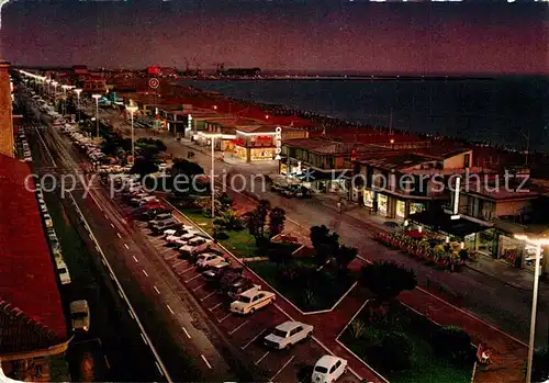 AK / Ansichtskarte Viareggio Notturno Uferstrasse Nachtaufnahme viareggio