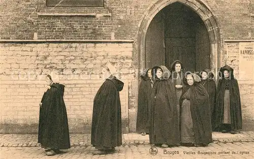 AK / Ansichtskarte Bruges_Flandre Vieilles Brugeoises sortant de l eglise Bruges_Flandre