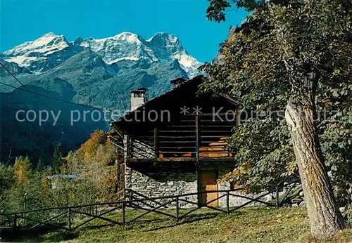 AK / Ansichtskarte Alagna_Valsesia Tipica costruzione della Valle sullo sfondo il Monte Rosa Alagna_Valsesia