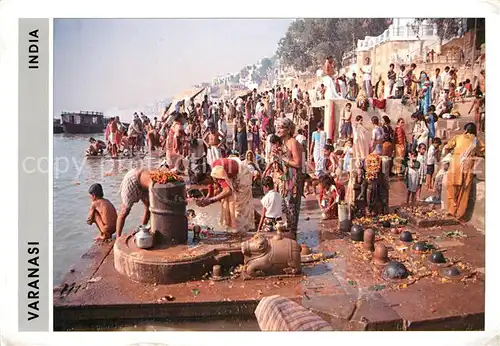 AK / Ansichtskarte Varanasi Bathing in the holy water of Ganga Varanasi