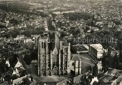 AK / Ansichtskarte Bourges Cathedrale Vue Aerienne  Bourges