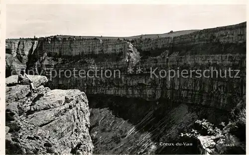 AK / Ansichtskarte Creux du Van Landschaftspanorama Schweizer Jura Felsen Creux du Van