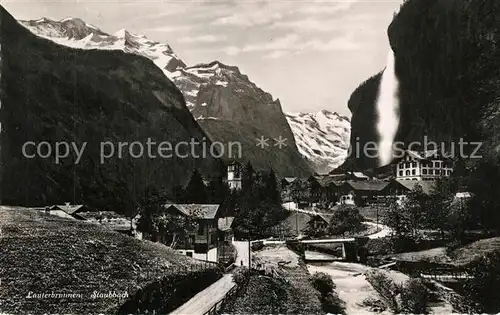 AK / Ansichtskarte Lauterbrunnen_BE Ortsansicht mit Kirche Staubbach Wasserfall Alpen Lauterbrunnen BE