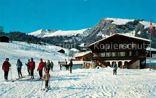 AK / Ansichtskarte Lenk_Simmental Sammelplatz der Skischule Wintersportplatz Alpen Lenk Simmental