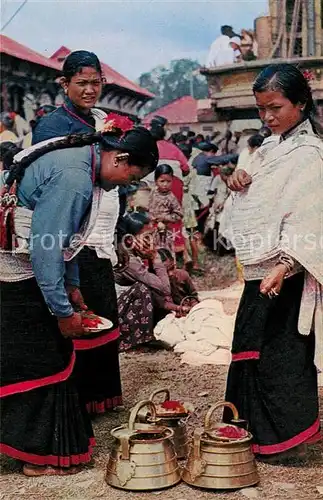 AK / Ansichtskarte Kathmandu Typical women of Kathmandu valley preparing for worship Kathmandu