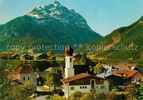 AK / Ansichtskarte Stanzach_Tirol Ortsansicht mit Kirche Klimmspitze Schwellenspitze Allgaeuer Alpen Stanzach Tirol