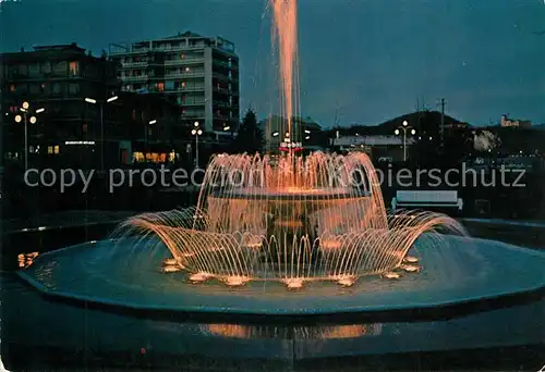 AK / Ansichtskarte Arona_Lago_Maggiore Springbrunnen Nachtaufnahme Arona_Lago_Maggiore