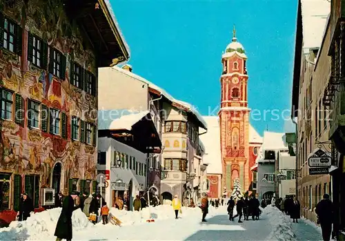 AK / Ansichtskarte Mittenwald_Bayern Obermarkt Haeuser mit Freskomalereien Lueftlmalerei Pfarrkirche St Peter und Paul Barocker Turm Mittenwald Bayern