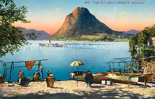 AK / Ansichtskarte Lago_di_Lugano Strand Boote und Monte S. Salvatore Waescherinnen Lago_di_Lugano