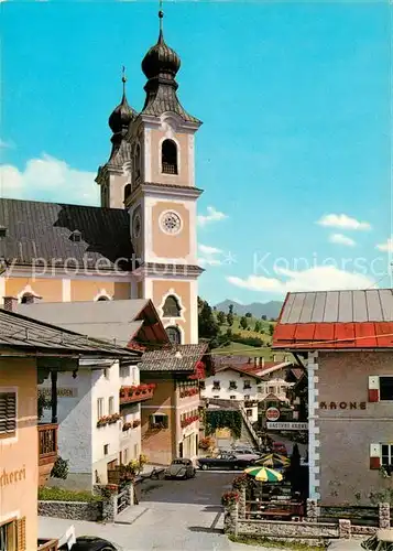 AK / Ansichtskarte Hopfgarten_Brixental Strassenbild mit Pfarrkirche Hopfgarten Brixental