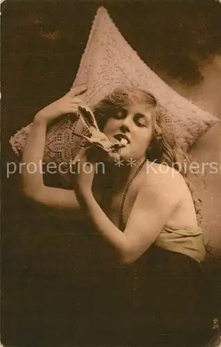 AK / Ansichtskarte Frauen Taube  Frauen