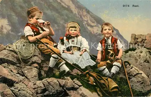 AK / Ansichtskarte Bergsteigen_Klettern Kinder Trachten Rast  Bergsteigen_Klettern
