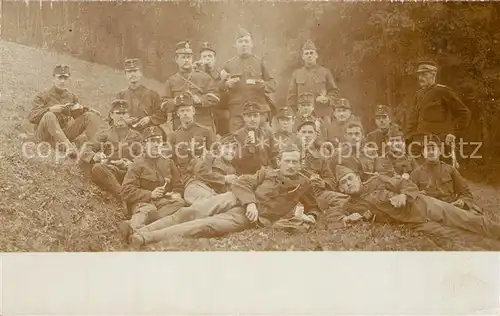 AK / Ansichtskarte Militaria_Schweiz Privatfoto Ak Gruppenfoto Militaria Schweiz