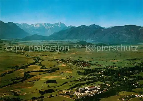 AK / Ansichtskarte Murnau_Staffelsee Unfallkrankenhaus mit Blick auf die Zugspitze Wettersteingebirge Fliegeraufnahme Murnau_Staffelsee