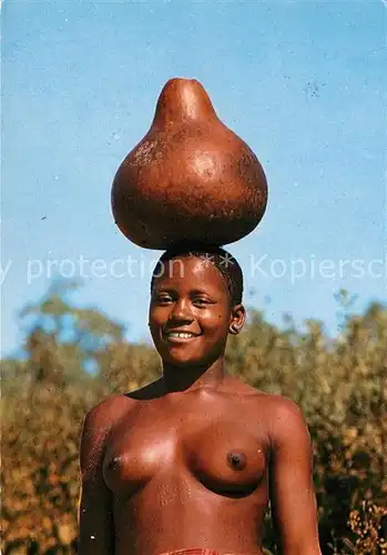 AK / Ansichtskarte Typen_Afrika Giriama Girl Water Pitcher  Typen Afrika