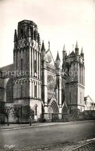 AK / Ansichtskarte Poitiers_Vienne Facade de la Cathedrale Poitiers Vienne