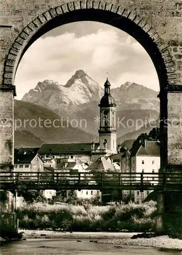 AK / Ansichtskarte Traunstein_Oberbayern Durchblick zur Kirche Alpen Traunstein_Oberbayern