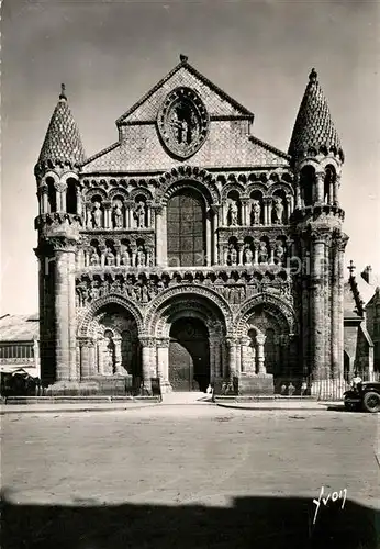 AK / Ansichtskarte Poitiers_Vienne Eglise Notre Dame de la Grande Facade XII siecle Poitiers Vienne