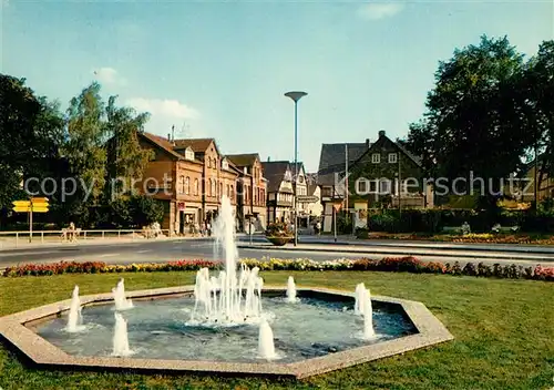 AK / Ansichtskarte Hoexter_Weser Berliner Platz Springbrunnen Hoexter Weser