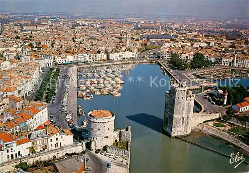 AK / Ansichtskarte La_Rochelle_Charente Maritime Vue aerienne du Port avec les Tours Saint Nicolas et Tour de la Chaine et le bassin des Yachts La_Rochelle