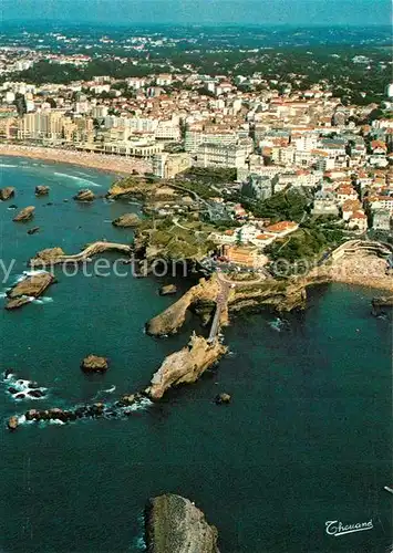 AK / Ansichtskarte Biarritz_Pyrenees_Atlantiques Rocher de la Vierge dans le fond Grande Plage et les Casinos vue aerienne Biarritz_Pyrenees