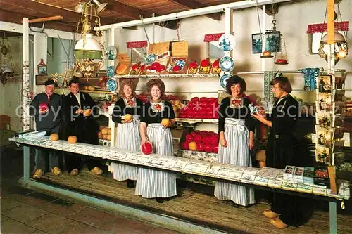 AK / Ansichtskarte Volendam Alida Hoeve De Winkel Kaeseverkauf Trachten Volendam