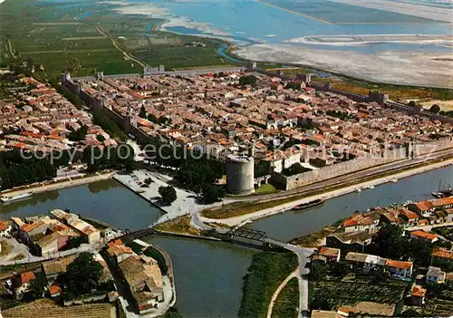 AK / Ansichtskarte Aigues Mortes_Gard La Ville du Roi Saint Louis Vue aerienne sur la Cite Aigues Mortes Gard