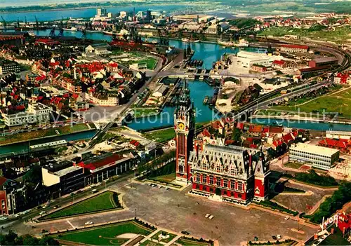 AK / Ansichtskarte Calais Hotel de Ville et le Port Vue du ciel Alain Perceval Vue aerienne Calais