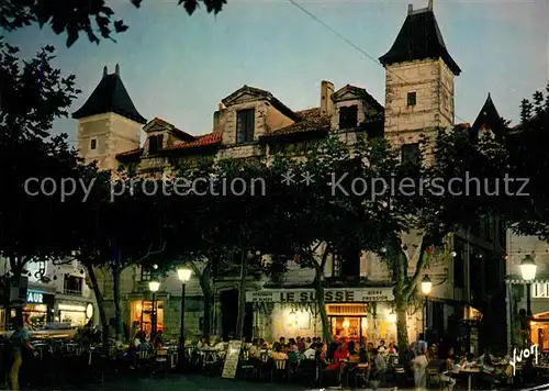 AK / Ansichtskarte Saint Jean de Luz En ete le soir la Place Louis XIV Saint Jean de Luz