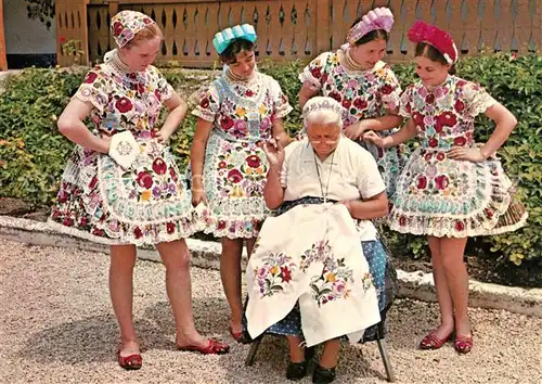 AK / Ansichtskarte Kalocsa Maedchen in Volkstracht Kalocsa