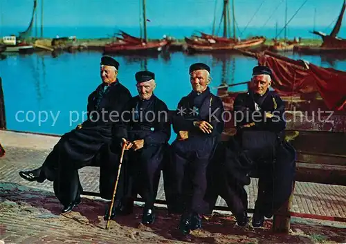 AK / Ansichtskarte Volendam Maenner am Hafen Trachten Volendam