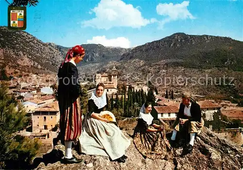 AK / Ansichtskarte Valldemosa Parejas tipicas y la Cartuja Trachten Typische Paare und die Karthause Valldemosa