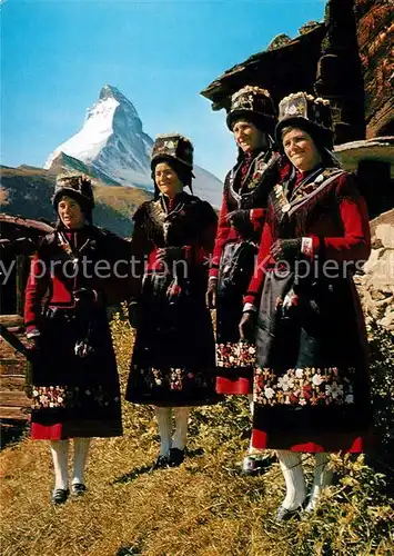 AK / Ansichtskarte Zermatt_VS Trachtengruppe mit Matterhorn Walliser Alpen Zermatt_VS