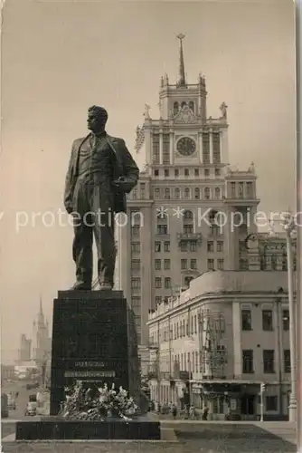 AK / Ansichtskarte Moskau_Moscou Denkmal Vladimir Mayakovsky Pekin Hotel Moskau Moscou