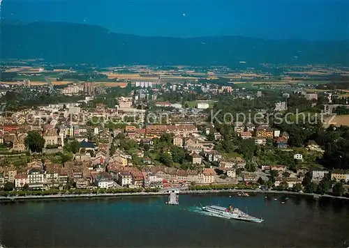 AK / Ansichtskarte Nyon_VD Les quais la ville et le Jura vue aerienne Nyon_VD