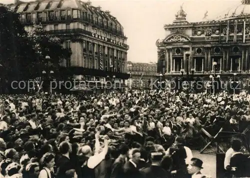 AK / Ansichtskarte Paris La foule Place de lOpera apres la prise Paris