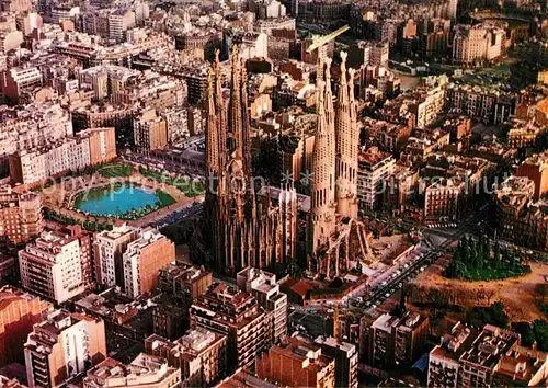 AK / Ansichtskarte Barcelona_Cataluna La Sagrada Familia Kirche der Heiligen Familie Fliegeraufnahme Barcelona Cataluna