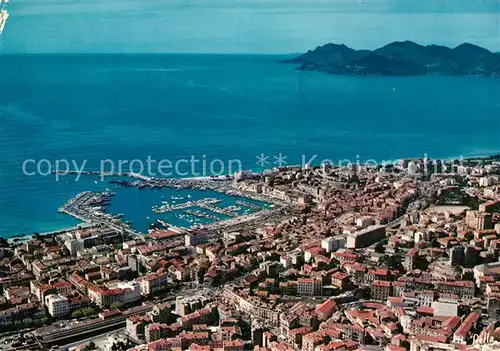 AK / Ansichtskarte Cannes_Alpes Maritimes et son port Vue aerienne Au loin la Chaine de l Esterel Cannes Alpes Maritimes