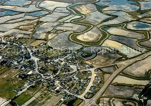 AK / Ansichtskarte Chateaulin Le village de Saille au milieu des marais salants Vue aerienne Chateaulin