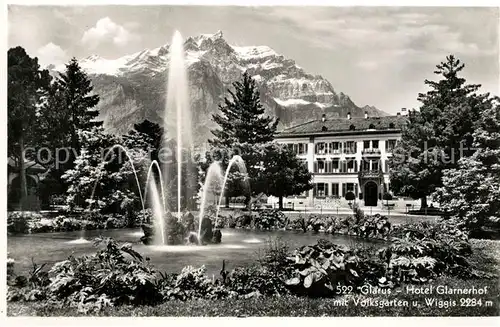 AK / Ansichtskarte Glarus_GL Hotel Glarnerhof mit Volksgarten Fontaene Alpen Glarus_GL