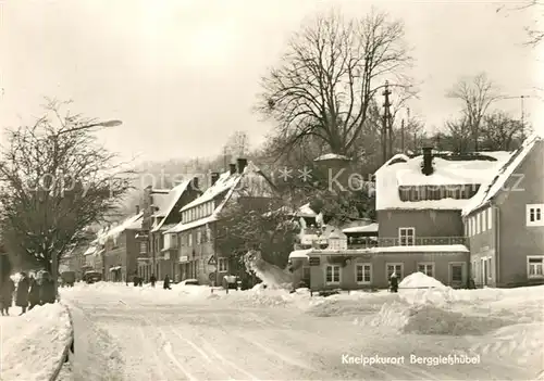 AK / Ansichtskarte Berggiesshuebel Hauptstrasse Kneippkurort im Winter Berggiesshuebel