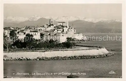 AK / Ansichtskarte Antibes_Alpes_Maritimes La Vieille Ville La Chaine des Alpes Antibes_Alpes_Maritimes