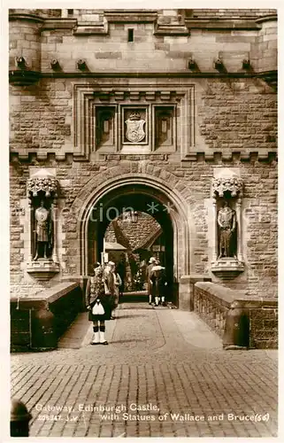 AK / Ansichtskarte Edinburgh Castl Gateway Statues Wallace Bruce Edinburgh