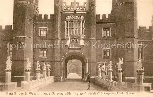 AK / Ansichtskarte Hampton_Court Palace Moat Bridge West Entrance Gateway Kynges Beestes Hampton Court