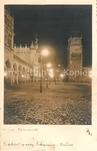 AK / Ansichtskarte Krakow_Krakau w nocy Sukiennice Ratusz Krakow Krakau