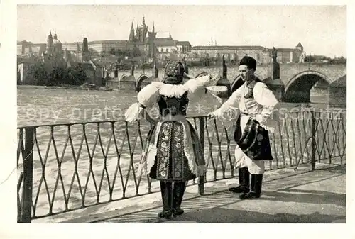 AK / Ansichtskarte Praha_Prahy_Prague Hradcany Hradschin Prager Burg Trachten Praha_Prahy_Prague