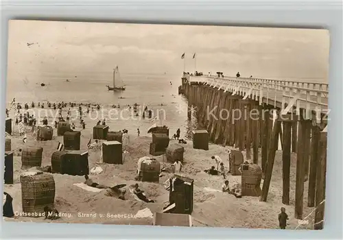 AK / Ansichtskarte Misdroy_Ostseebad_Westpommern Strand mit Seebruecke Misdroy_Ostseebad